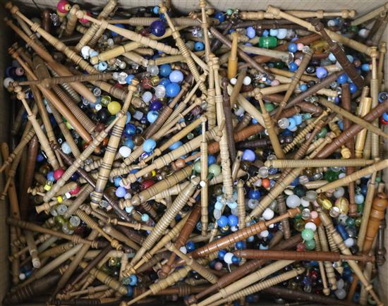 Approx 555 mixed wooden 19th century and later lace bobbins